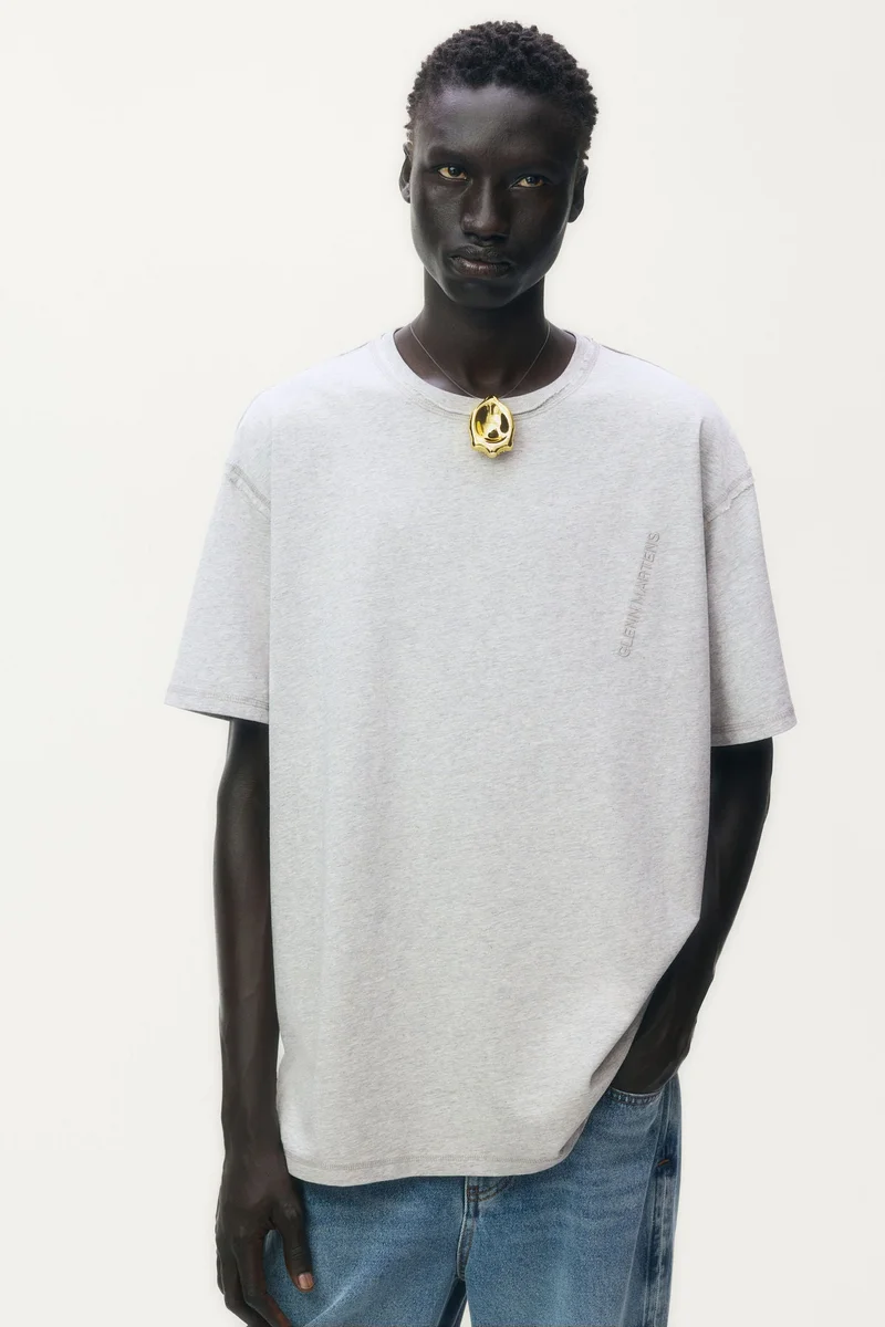 اتش اند ام تي-شيرت بتفاصيل زخرفة